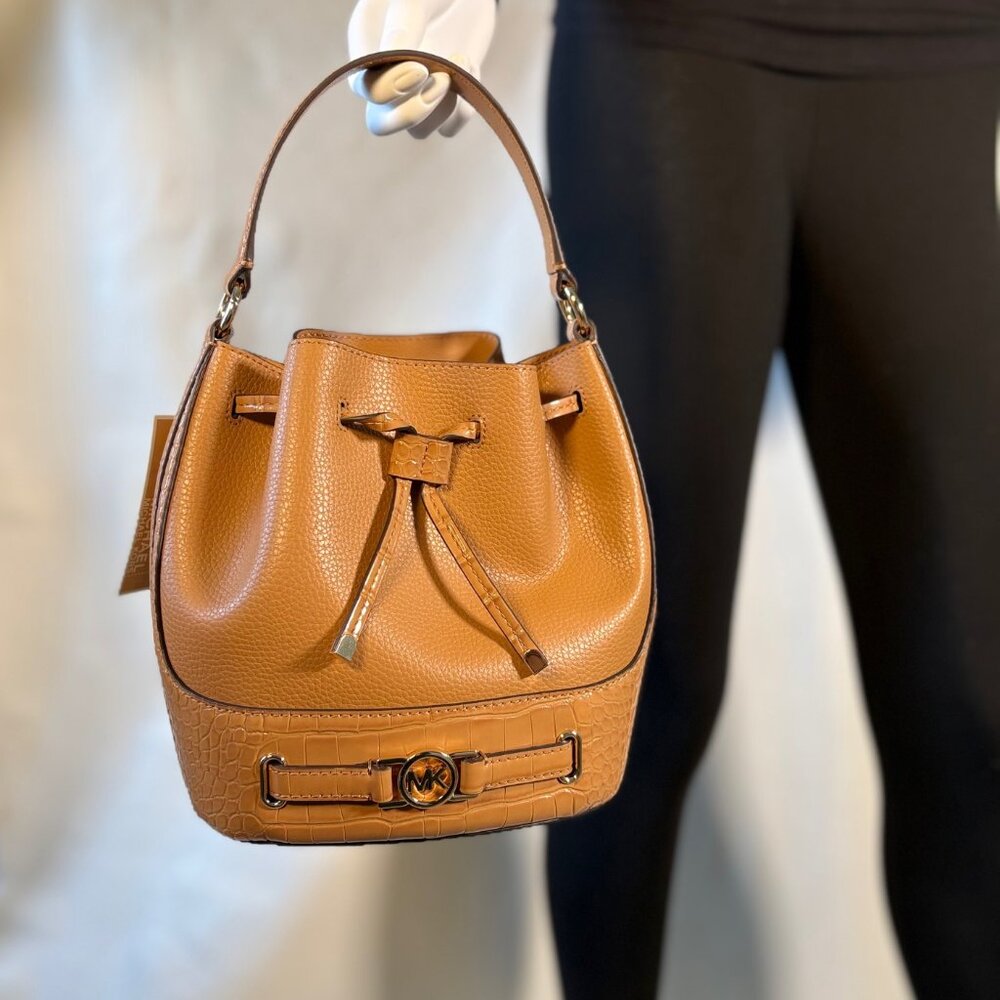 MICHAEL KORS REED BELTED BUCKET MESSENGER BAG